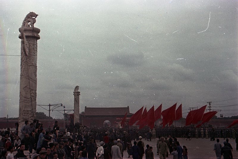 Провозглашение Китайской Народной Республики 1 октября 1949 г. снимке, Владиславович, Владислав, Микоша, серой, куртке, СНИМКОВ, МНОГОМНОГО, КАТОМ, фотокинооператор, советский, случаю, октября, Тяньаньмэ́нь, площади, провозглашение, Китайской, автор, республики, Народной