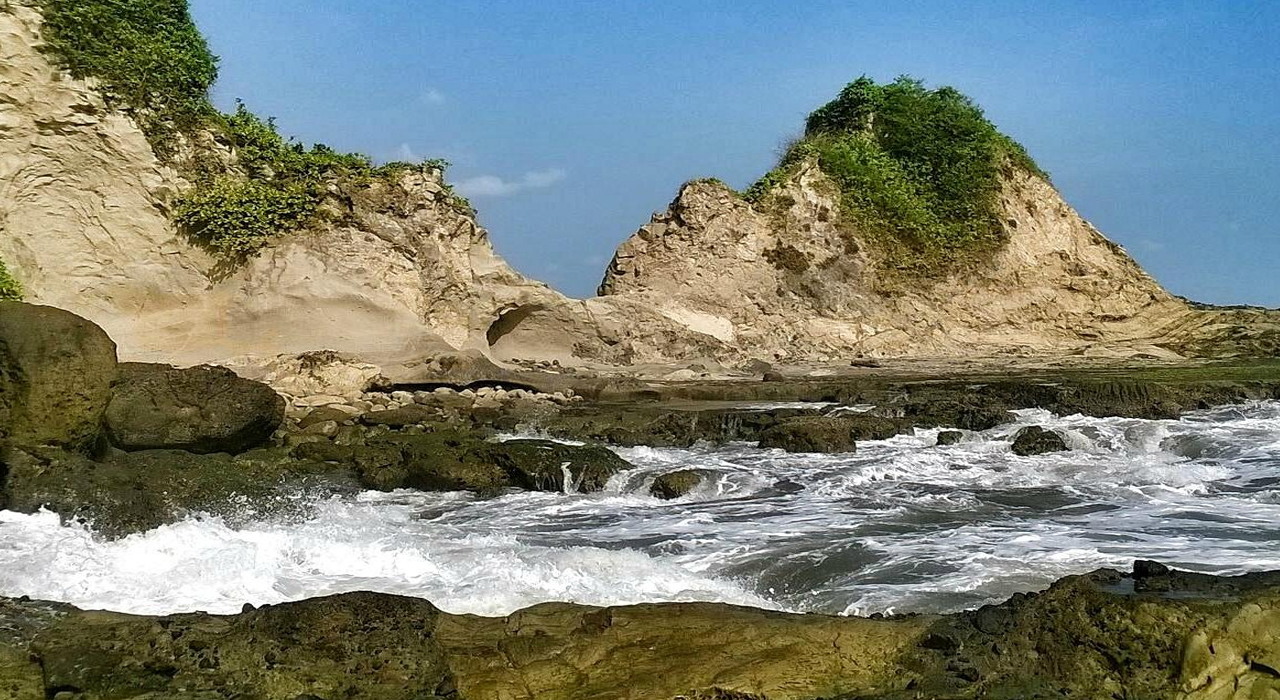 Menikmati Pesona Wisata Pantai Karang Nini yang Eksotis