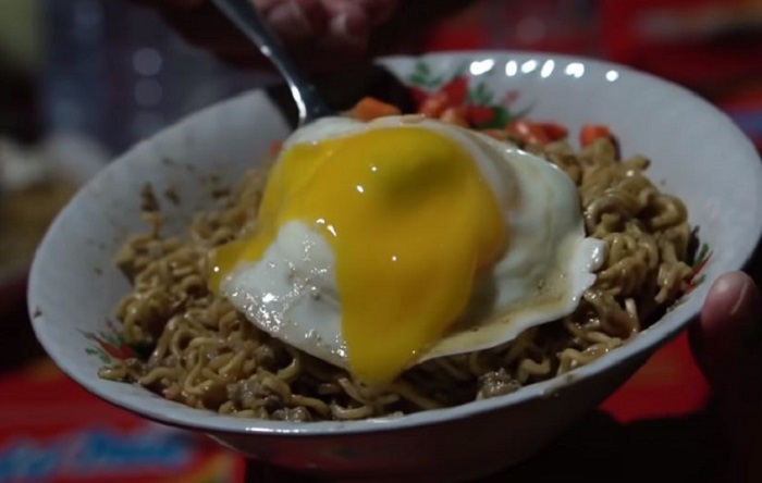 Sajian Indomie di Warung Cak Su dengan tambahan telur setengah matang.