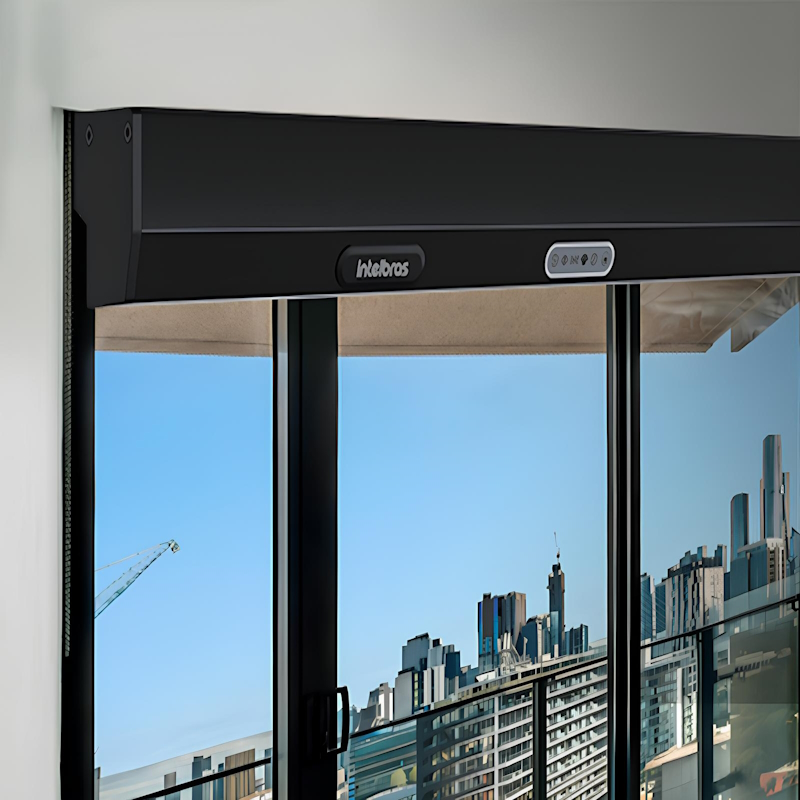 Automatizador de Porta Intelbras PD 300 instalado em uma porta de vidro de loja