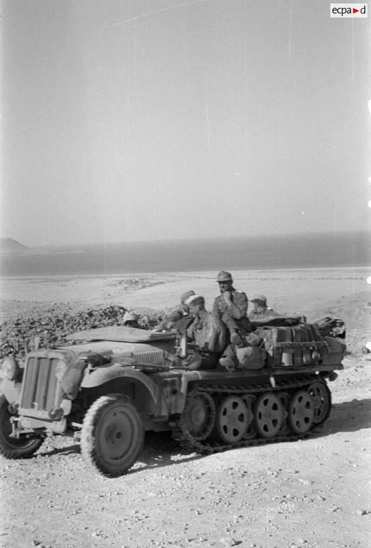 Un semi-chenillé Sd.kfz.10 progresse vers le col d'Halfaya.