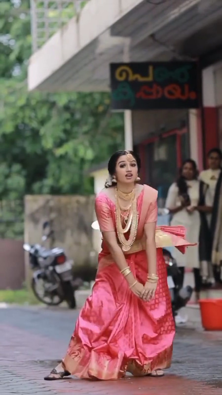 [Image: Pink-Saree-Dance-Kerala-Bride-that-girl-...37-268.jpg]