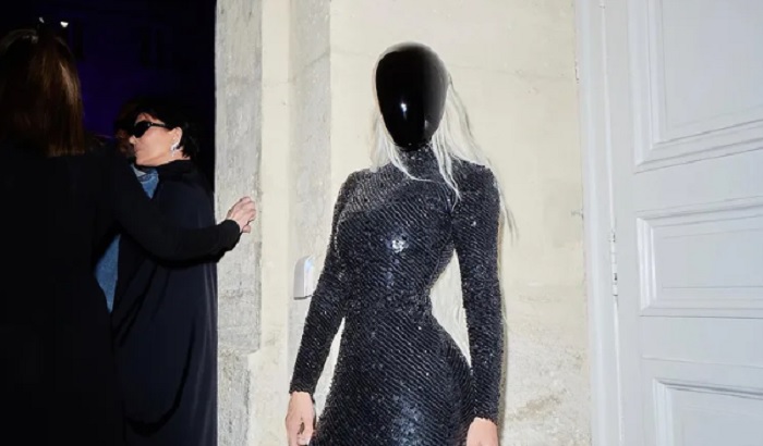 Kim Kardashian tampil mengenakan topeng hitam.