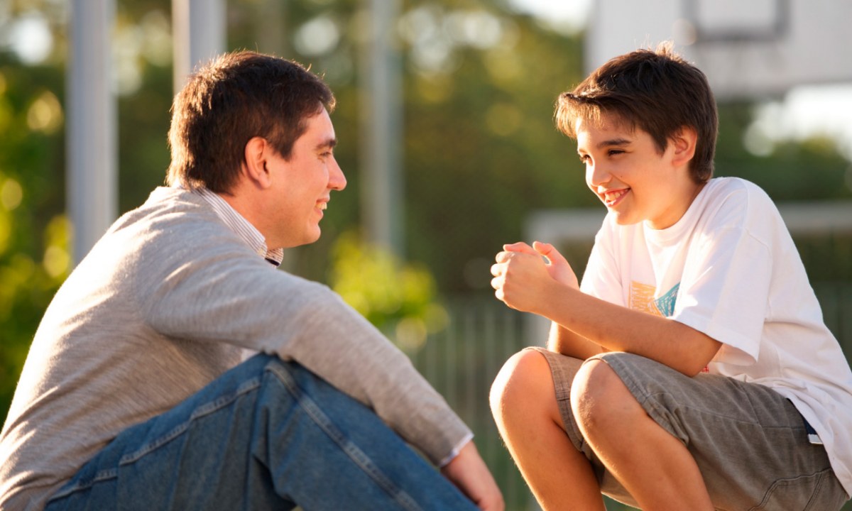 Relación de los padres afecta la saliva del hijo en la vida adulta