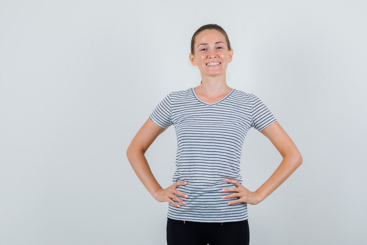 Femeie imbracata intr-un tricou cu dungi marinaresc