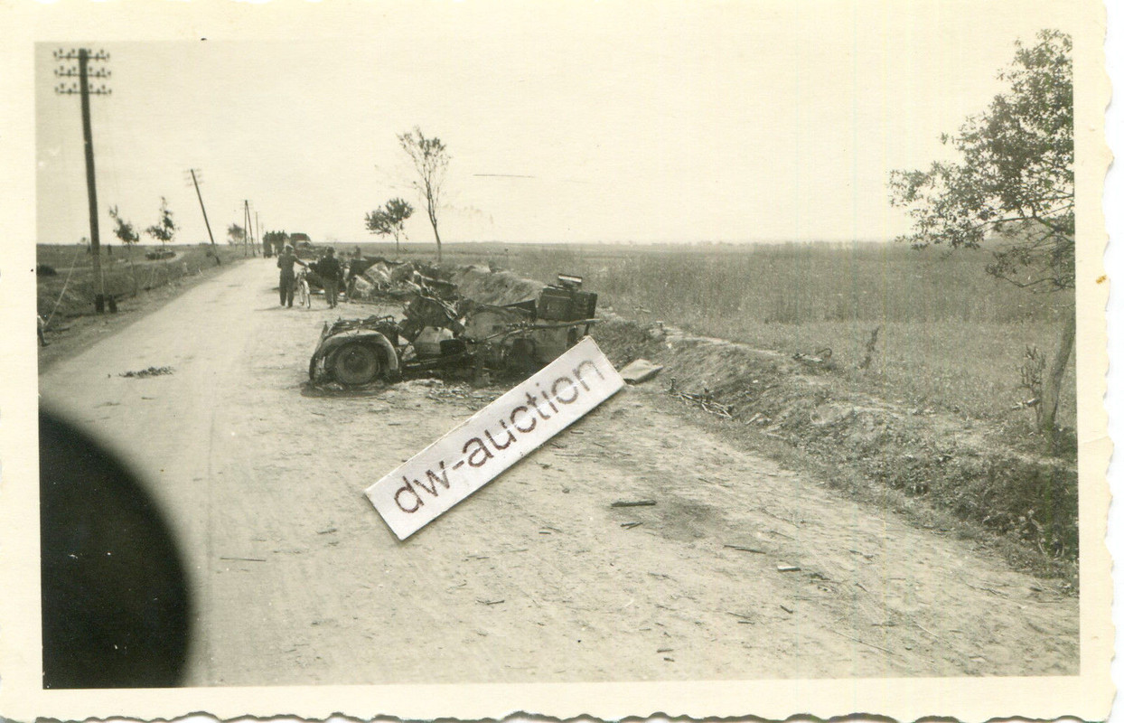 Polen , zerstörtes Fahrzeug bei Lemberg , Lwiw