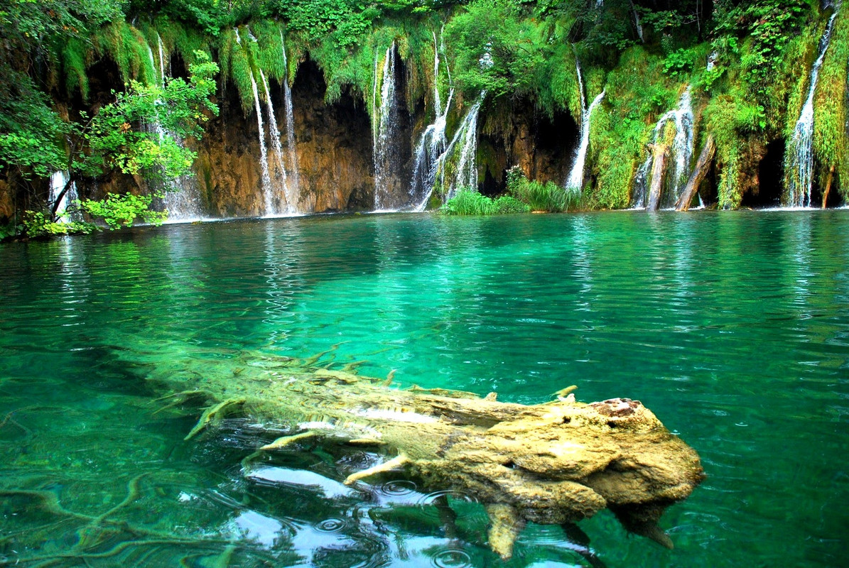 green-waterfall-lagoon.jpg