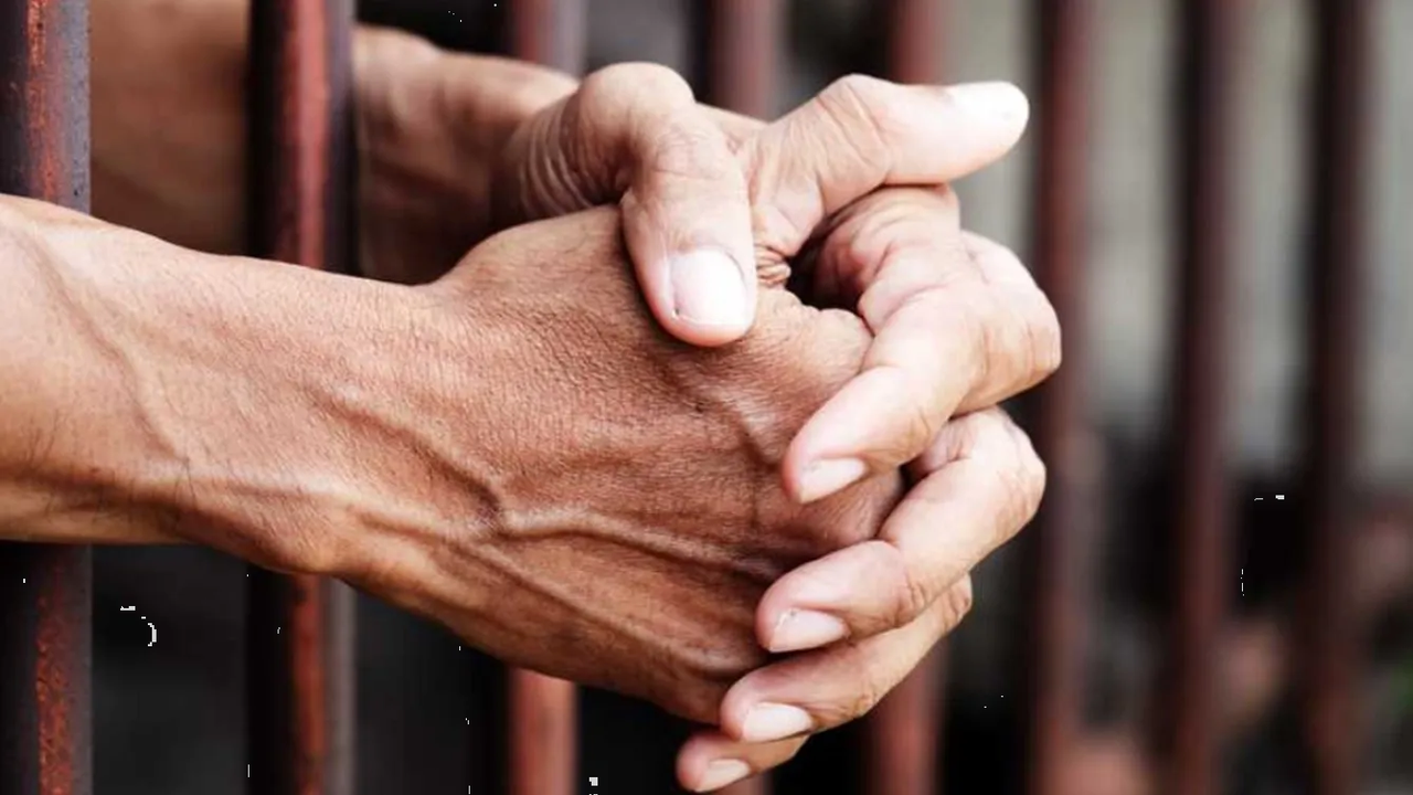 Detienen a hombre acusando de violar a su hijo de 24 años con enfermedad mental