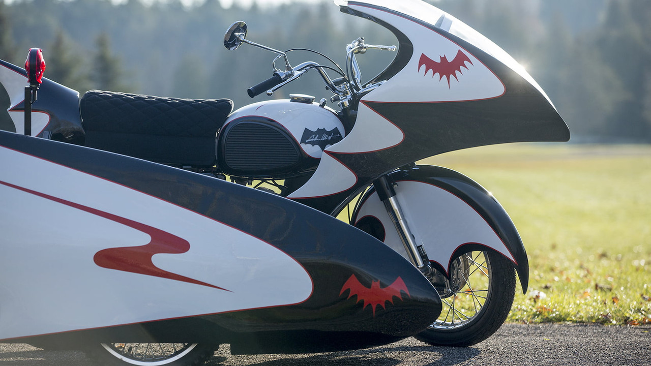 Копию BatCycle 1960-х выставили на аукцион