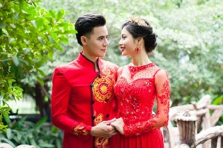  Thơ hoạ Nguyễn Thành Sáng & Tam Muội (1771) Cap-doi-ho-van-phuc-anh-minh-them-gan-ket-voi-ao-dai-cuoi-tommy