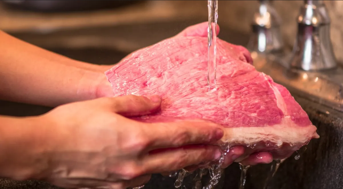 Esta es la razón por la que no se debe lavar la carne antes de cocinarla