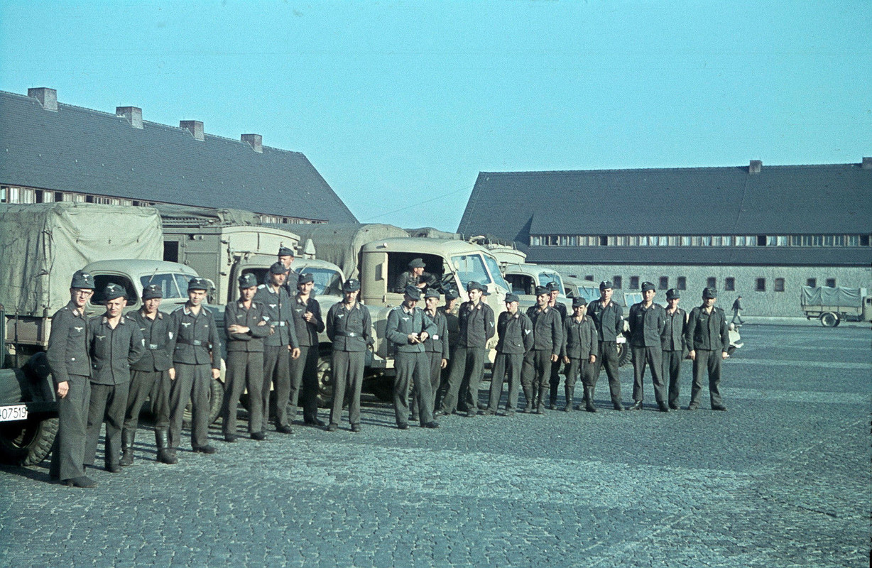August 1944 auf dem kasernenplatz KÖTHEN