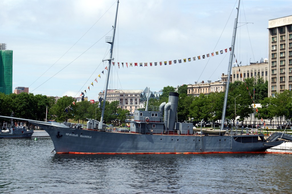 Фото. Красный вымпел