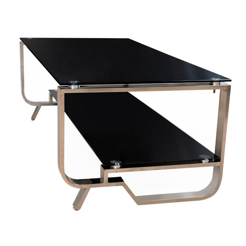 Mesa de centro rectangular con tope de cristal negro y base geométrica de metal.