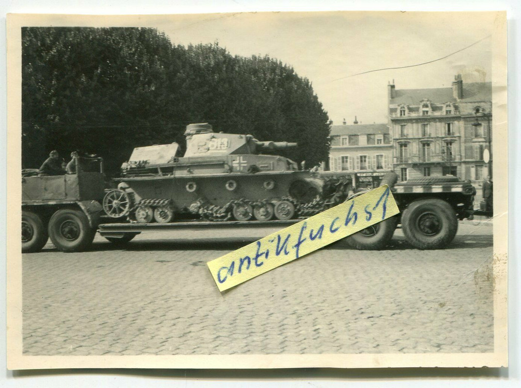 Front-Panzer IV mit 813 mit Kennenschaden auf Tieflade-Anhänger