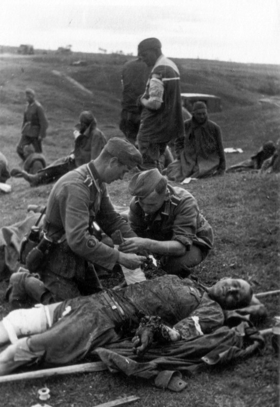 Sanitarios alemanes asisten a prisioneros rusos