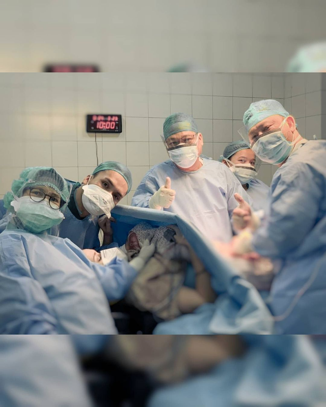 Randy Pangalila mengabadikan momen bersama para dokter yang menangani persalinan sang istri.