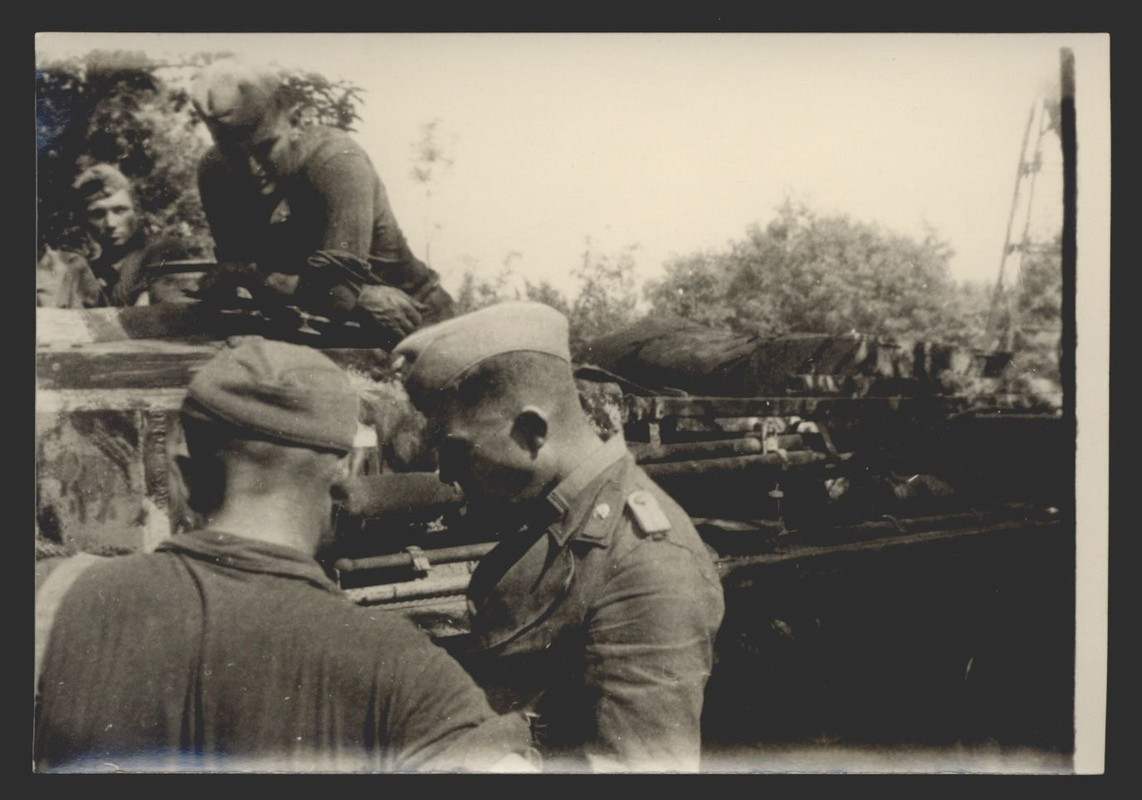 Sturmgeschütz StuG Soldaten an ihrem Fahrzeug