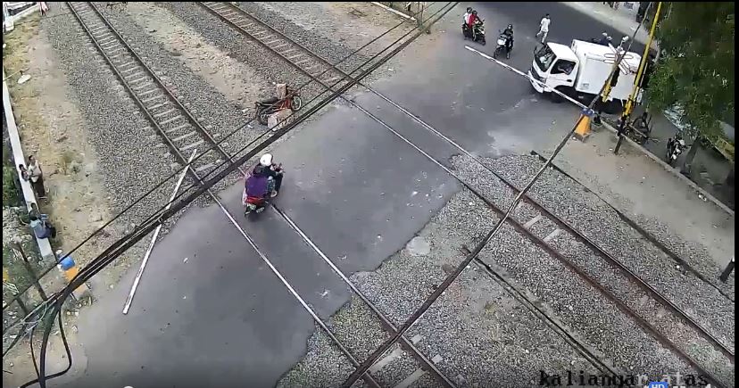 Usai menerabas pintu palang kereta api hingga copot si ibu nekat nyelonong