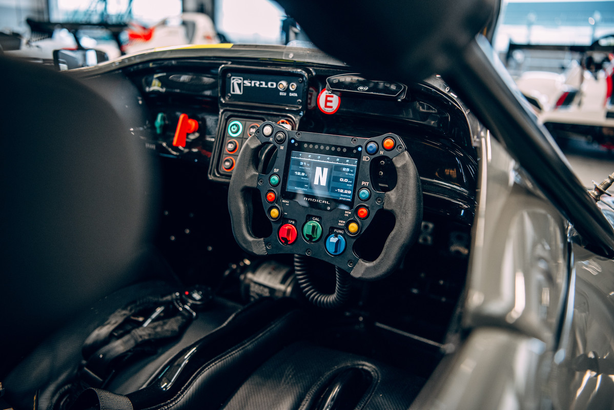 8.RadicalSportscarsSR10steeringwheel
