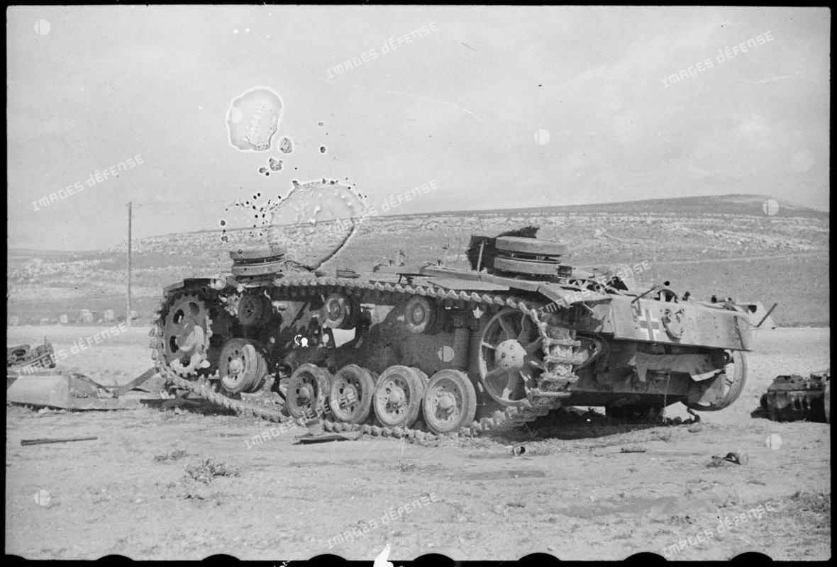 Epave d'un char moyen allemand Panzer-III sur le champ de bataille de Kasserine (4)