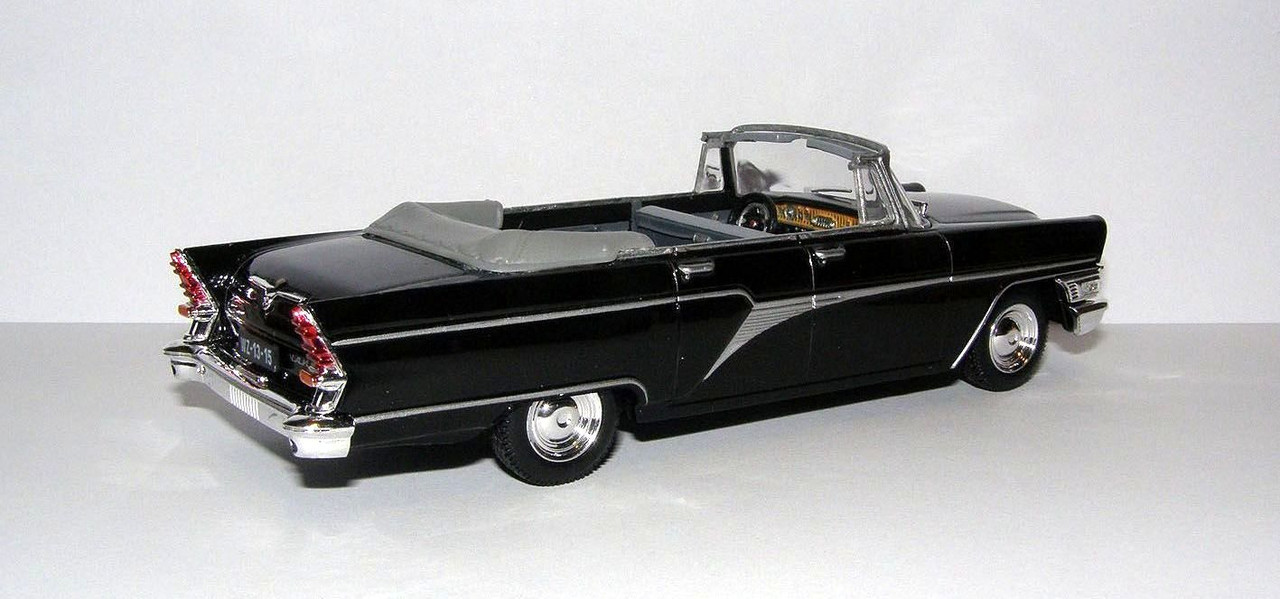 1961 GAZ-13B Chayka Cabriolet (IST for DeAgostin