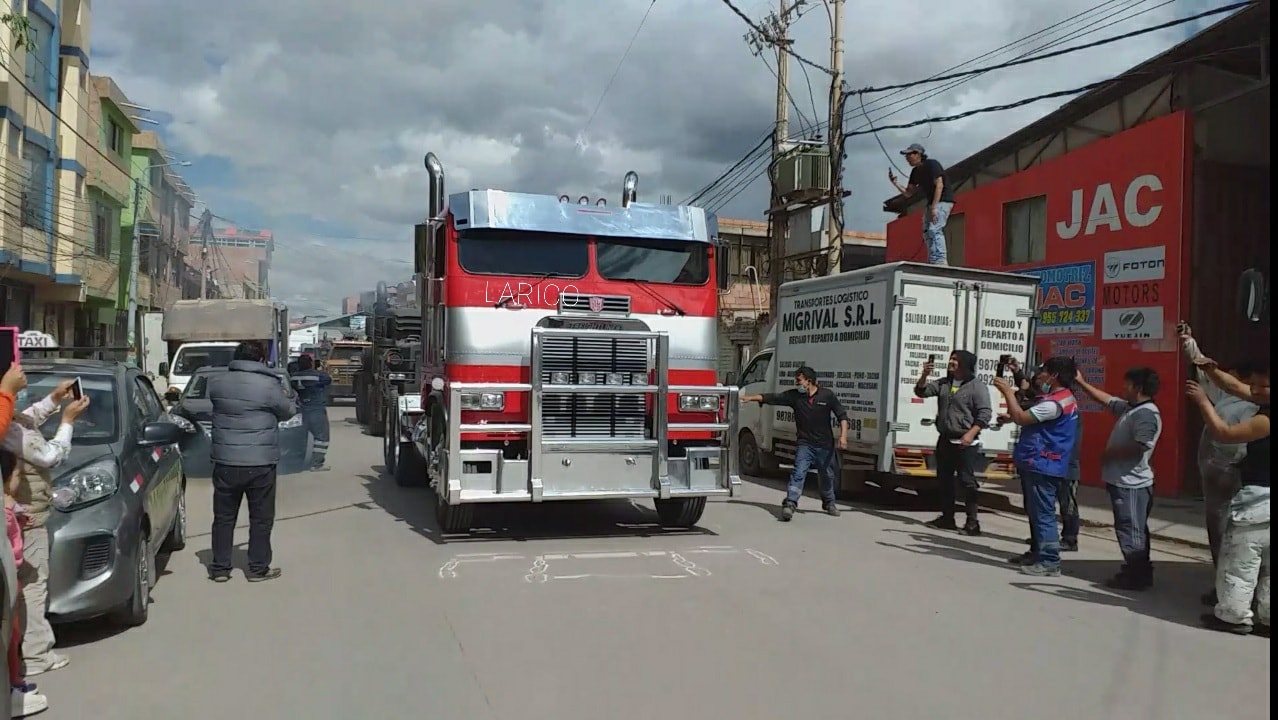 14-Rise-Of-The-Beasts-In-Cuzco-Autobot-Terrorcon-Cars