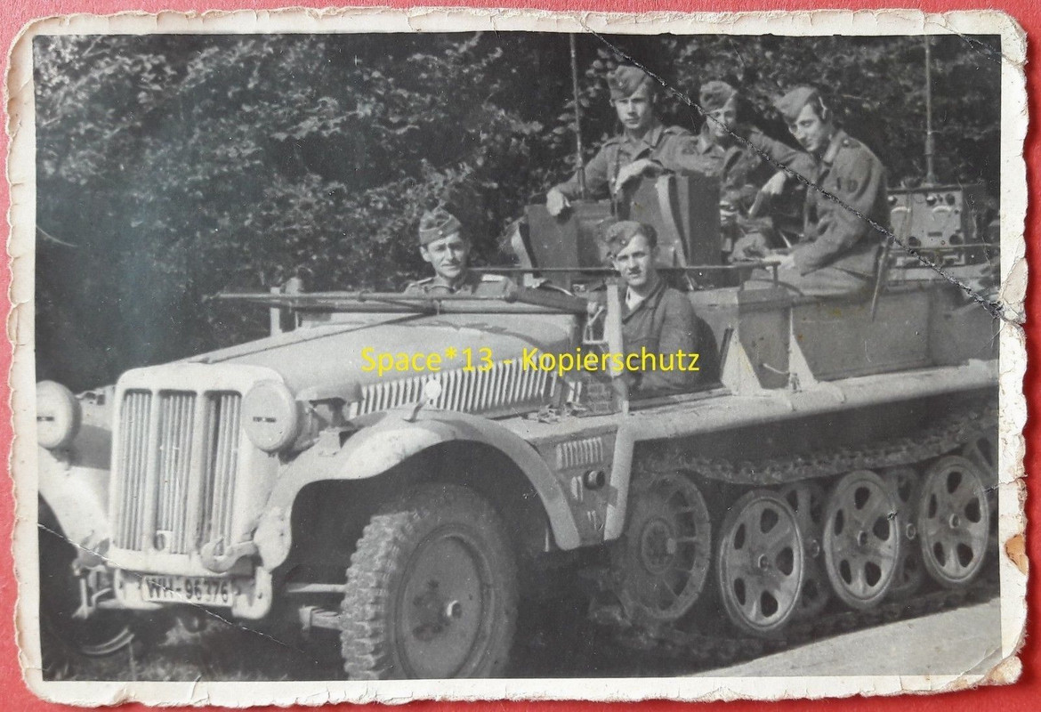 Foto Halbkette SdKfz 10 mit Funkgerät, Zugkraftwagen Funkwagen W