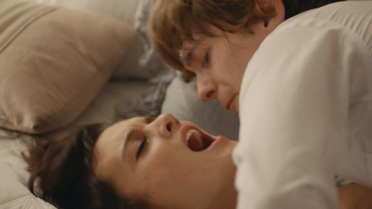 Frankie.Shaw_SMILF.s01.00_00_42_04.Still005