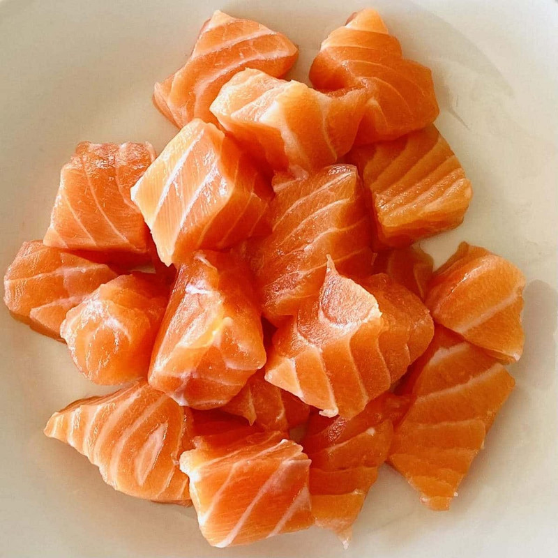 cubed-salmon-for-spicy-salmon-bowl