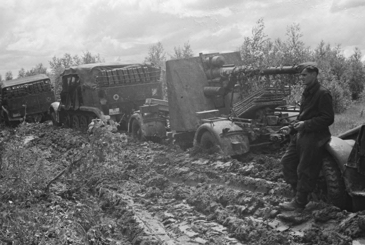 Des semi-chenillés lourd Sd.kfz.7 tractant un canon de 8,8 cm FlaK, le convoi semble embourbé.