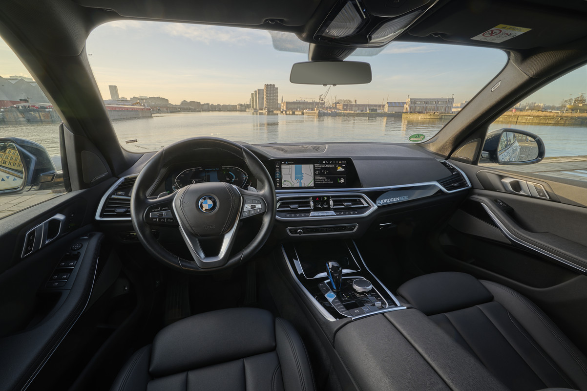 P90494444_highRes_bmw-ix5-hydrogen-on-