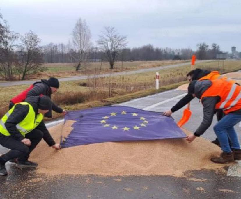 Pasienyje su Ukraina protestuojantys lenkų ūkininkai baigia išdurnėt? Lentvario marginalas visada atskubės į pagalbą!