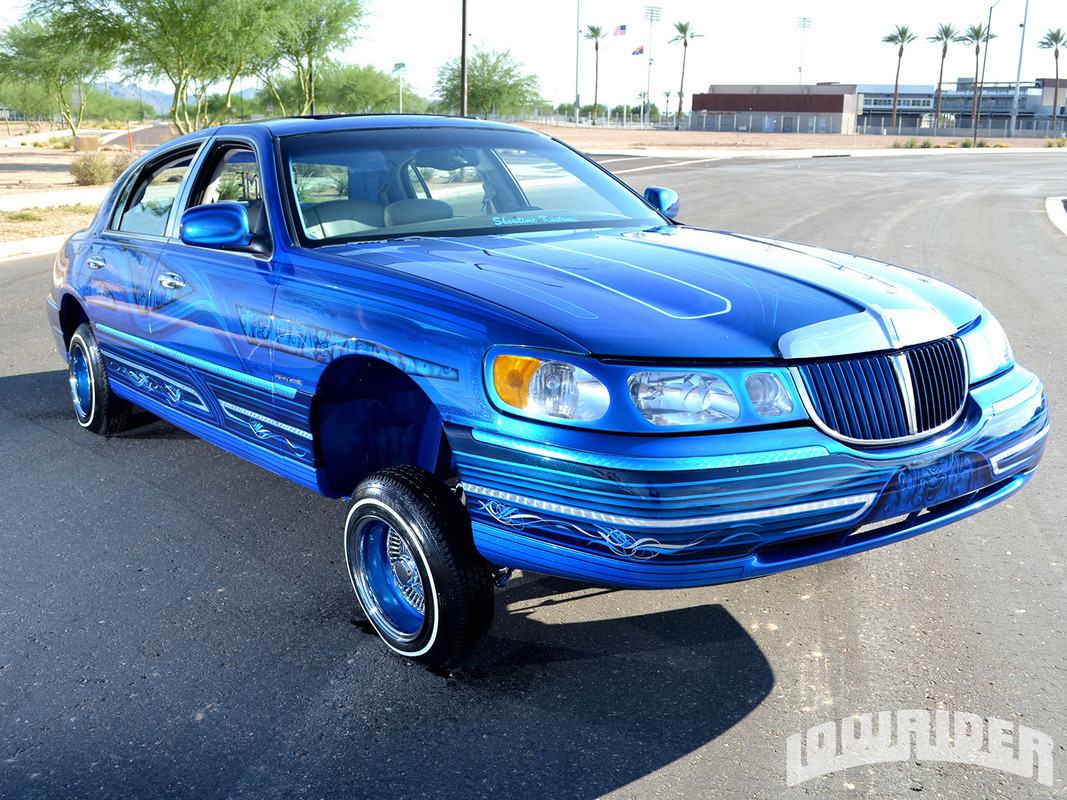 1998-lincoln-town-car-front-right-view1.