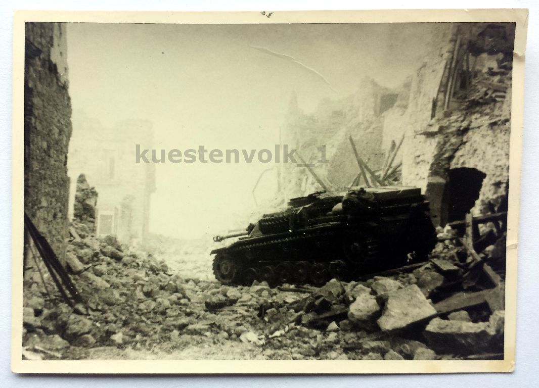 Orig. Foto Trümmer 2.WK Panzer mit Abschußringe 