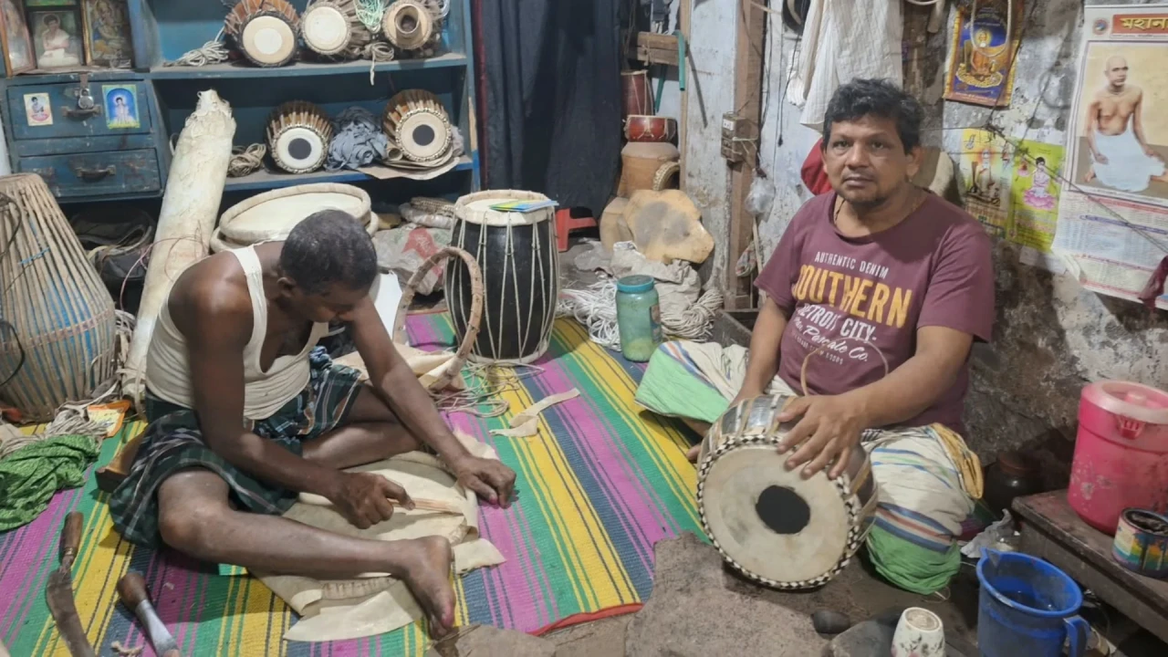 দুর্গাপূজায় হয়নি নতুন ঢাক বিক্রি, বরিশালে বাদ্যযন্ত্র কারিগরদের হাহাকার