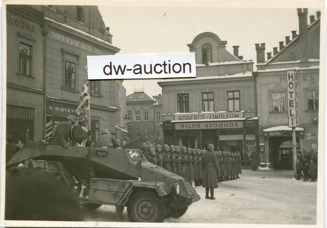 Tschechien , Soldat mit Fahne in Panzer Spähwage