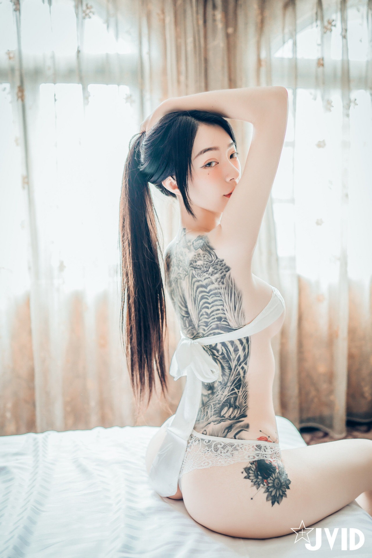 jvid 露出 色色旗袍写真，复古窗边的红衣纹身女孩插图