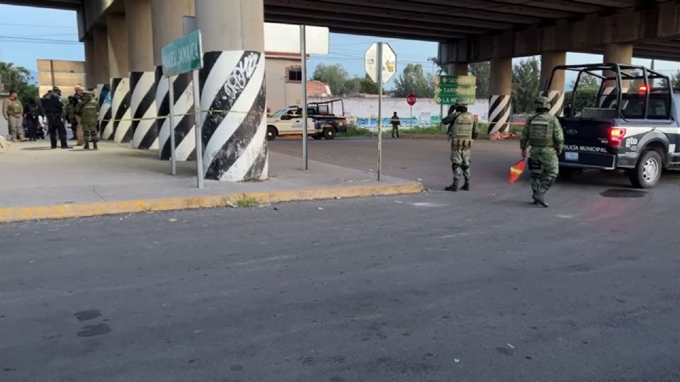 Encuentran restos humanos debajo de un puente en Guanajuato; tenían 'narcomensaje'