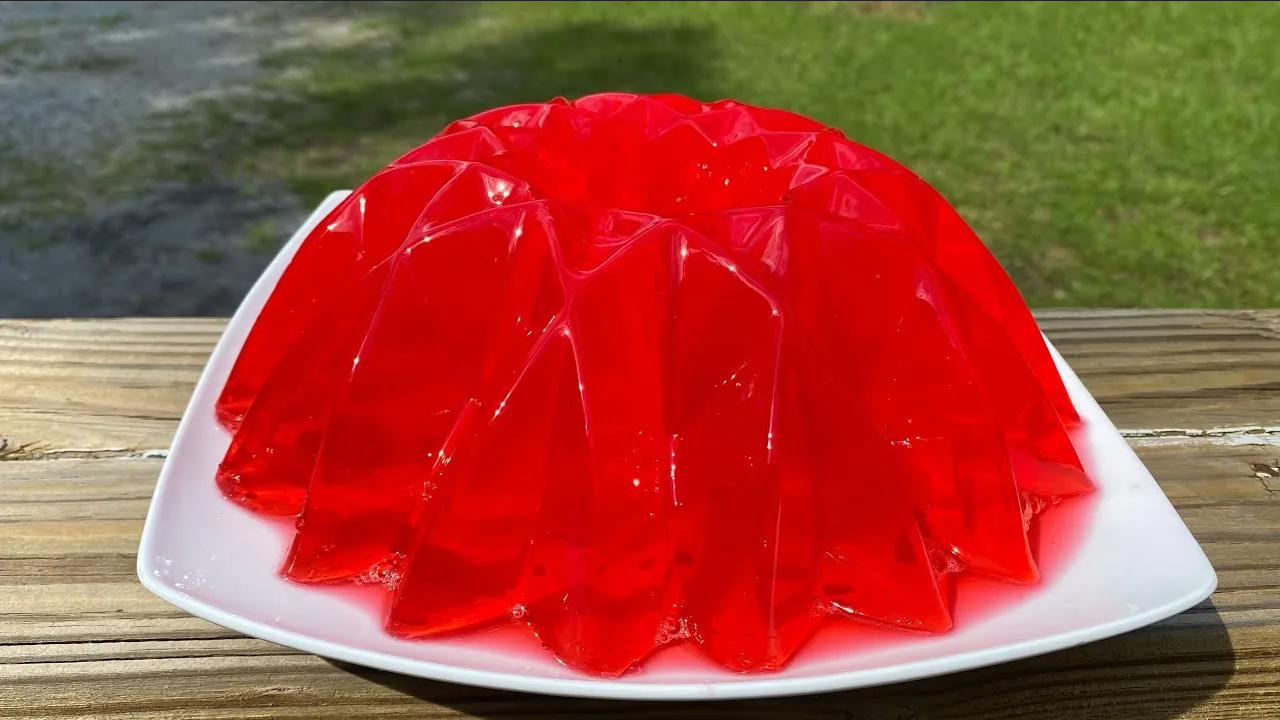 Así puedes preparar una gelatina de sandía ¡Refréscate con este postre!