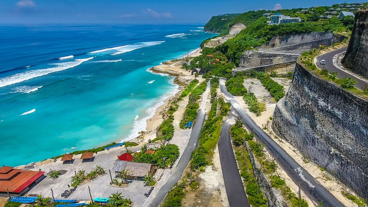 Pantai Melasti: Salah Satu Destinasi Wisata Bali yang Wajib Dikunjungi