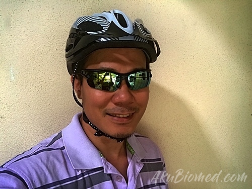 pakai topi keledar basikal dan cermin mata uv400