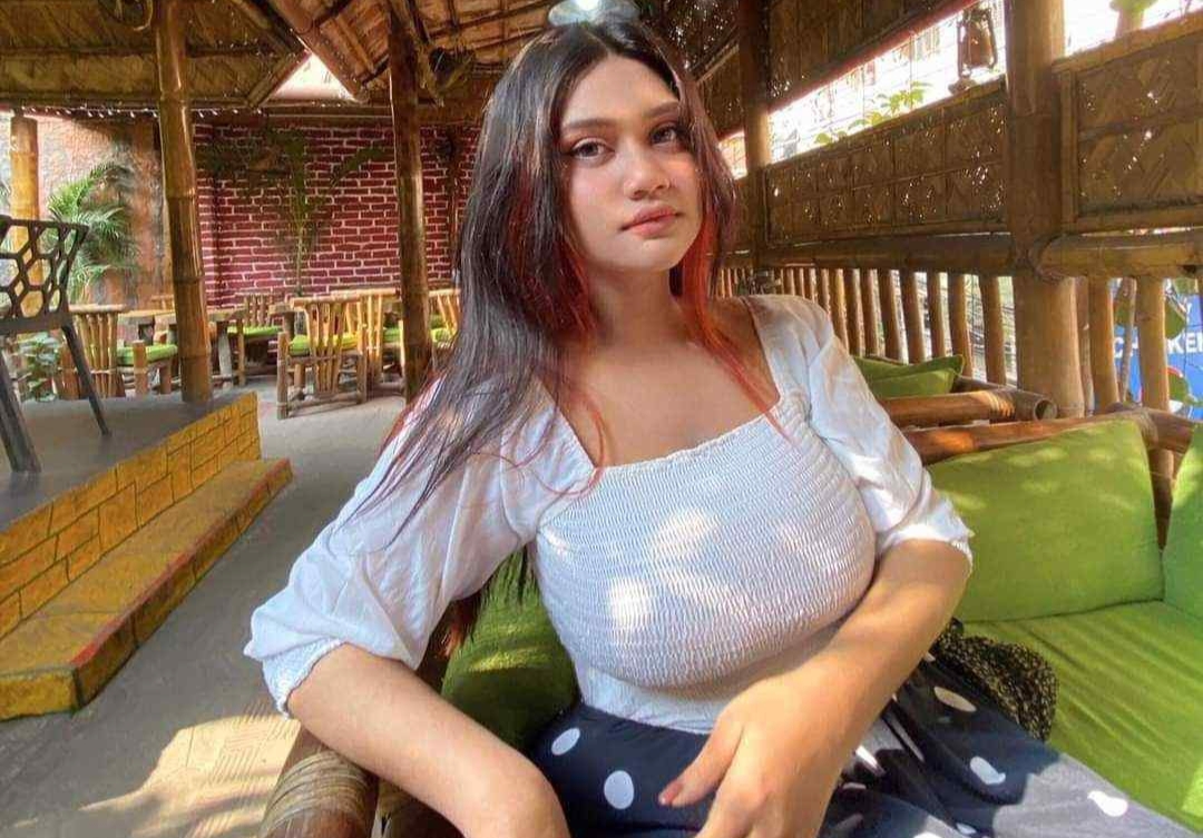 Big Boobie Snapchat Latest Viral Video Showing & Playing with her Huge Boobs