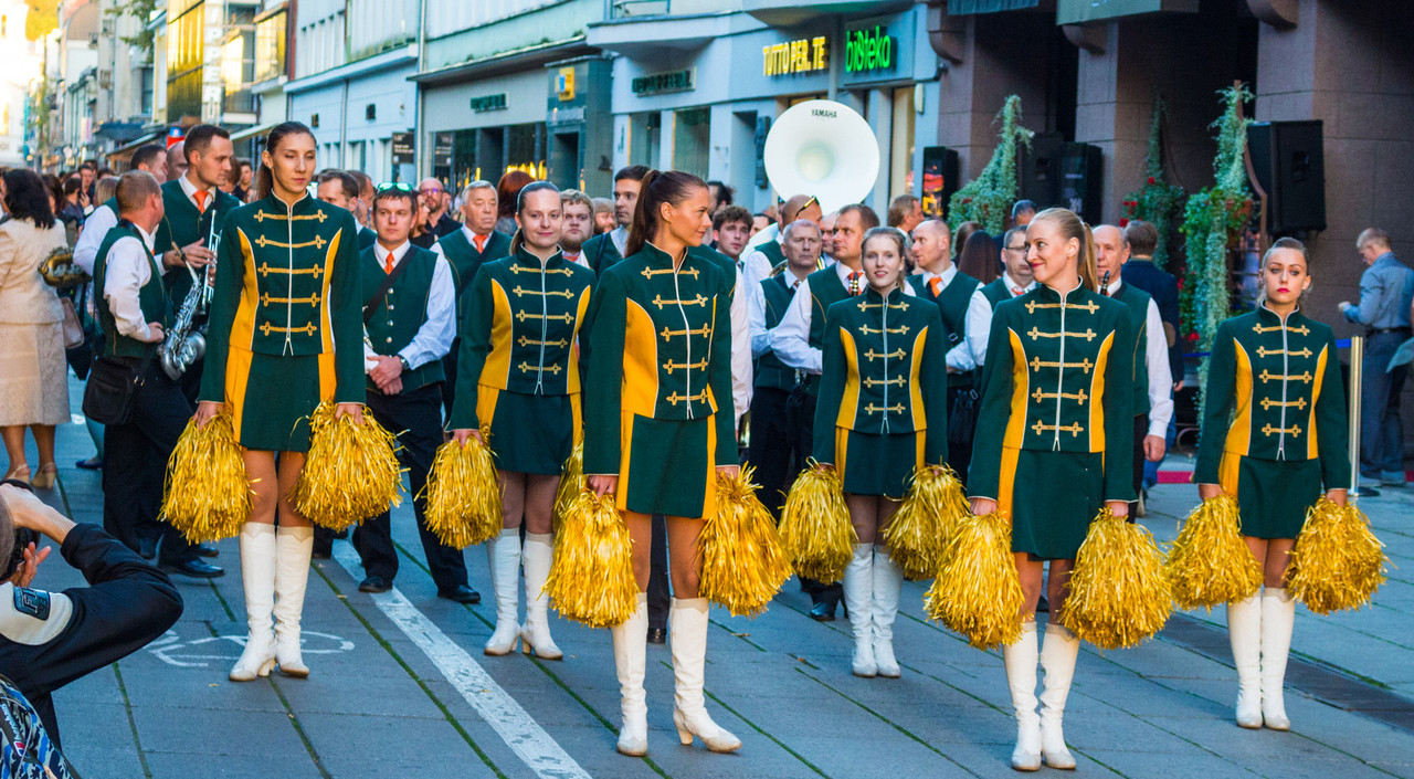 people-cheerleaders.jpg