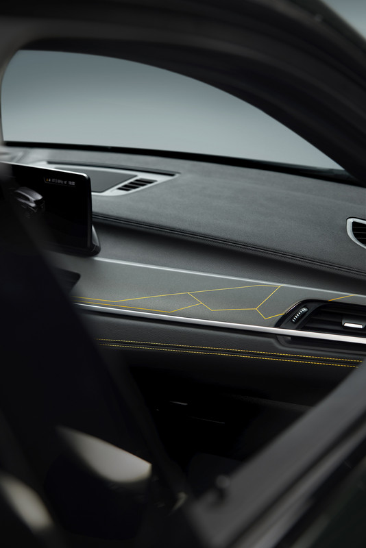 P90449287_highRes_bmw-x2-edition-goldp