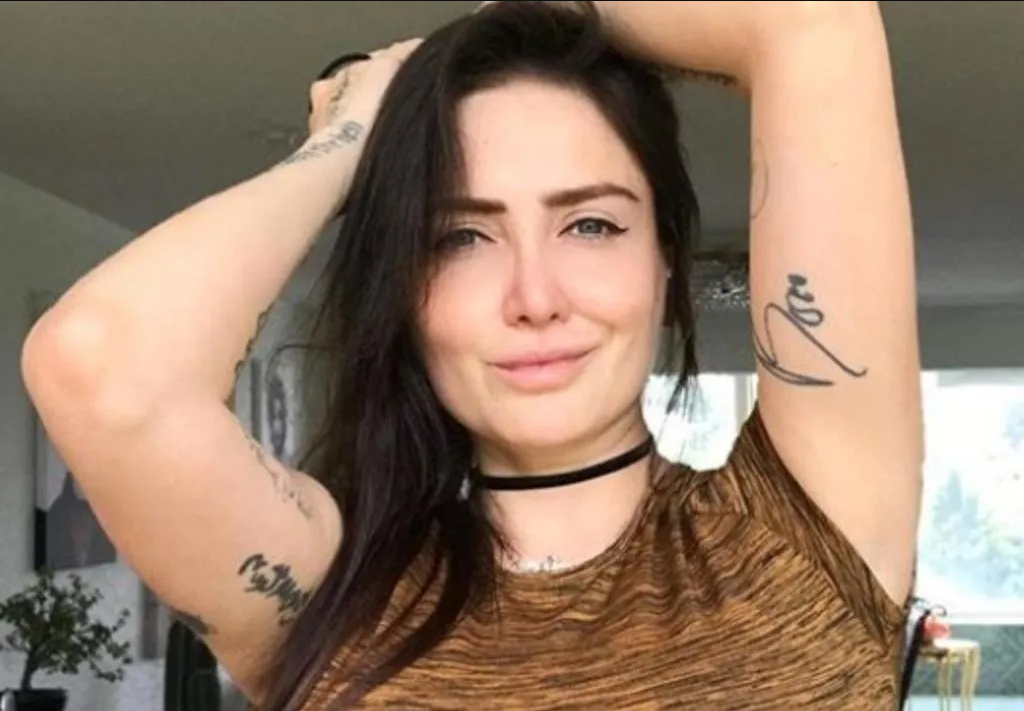 Celia Lora se presume en traje de baño y causa impacto en la red