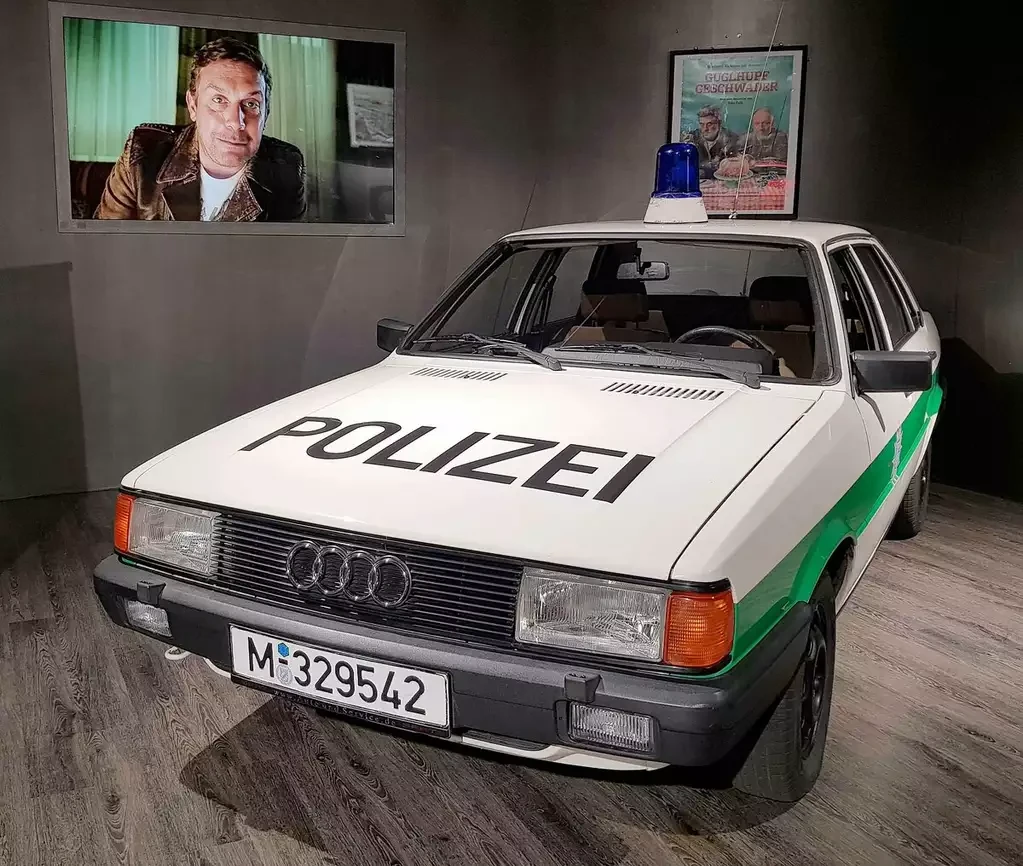 audi-80-der-polizei-von-niederkaltenkirchen-eberhofers-dienstfahrzeug.webp