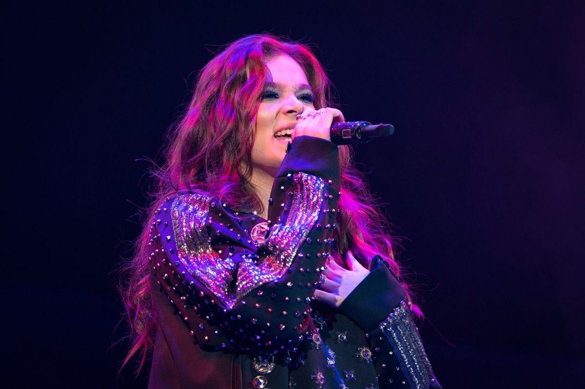 hailee-steinfeld-performs-at-b96-summer-bash-in-