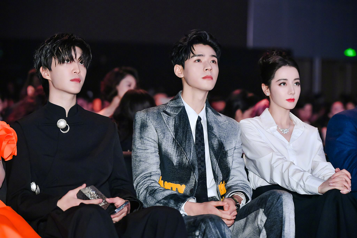 001RBNXyly1hehy539ugrj62gw1n97wi02