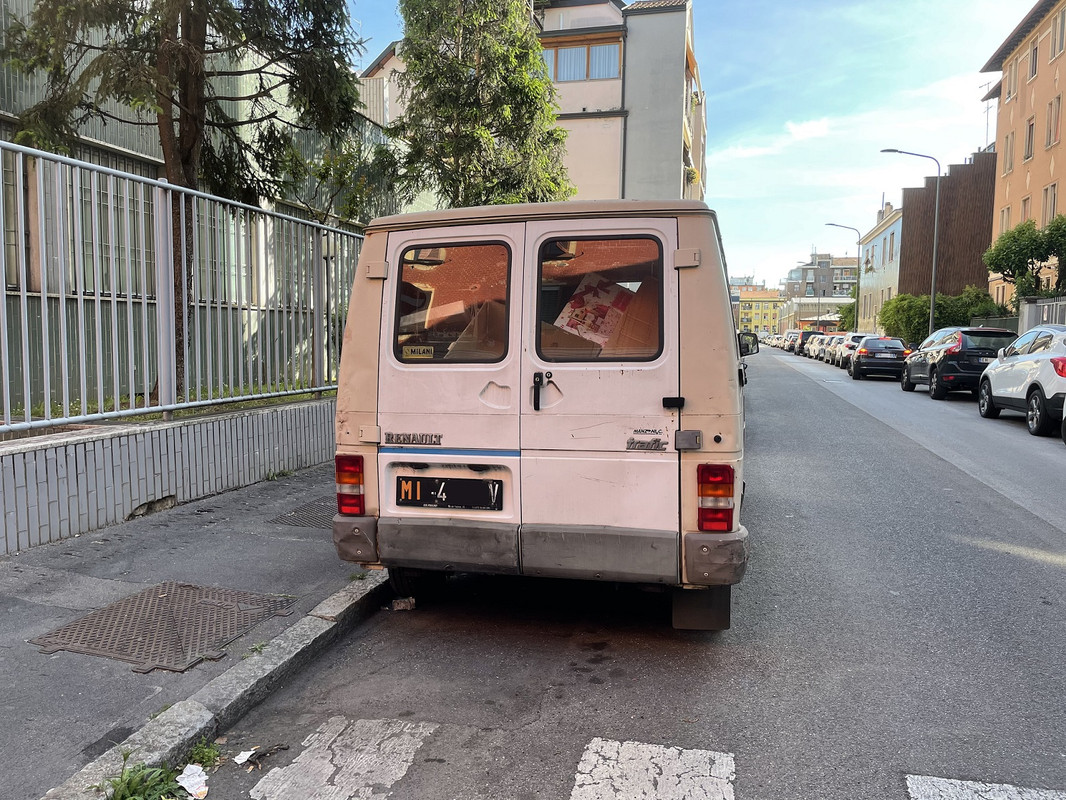 i.postimg.cc/jS8D9tpG/Renault-Trafic.jpg